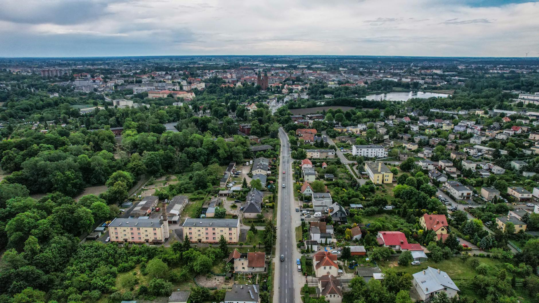 Grafika przedstawiająca wykresy stopy bezrobocia i wynagrodzeń w Białej Podlaskiej, analizowane dane GUS.